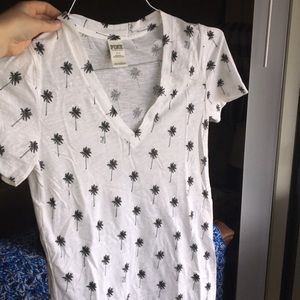 PINK palm tree v-neck 🌴